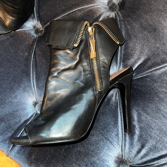 Vince Camuto Black Leather Women's Ankle Zip Up Boots Size 7 Very Comfortable! - Picture 9 of 14